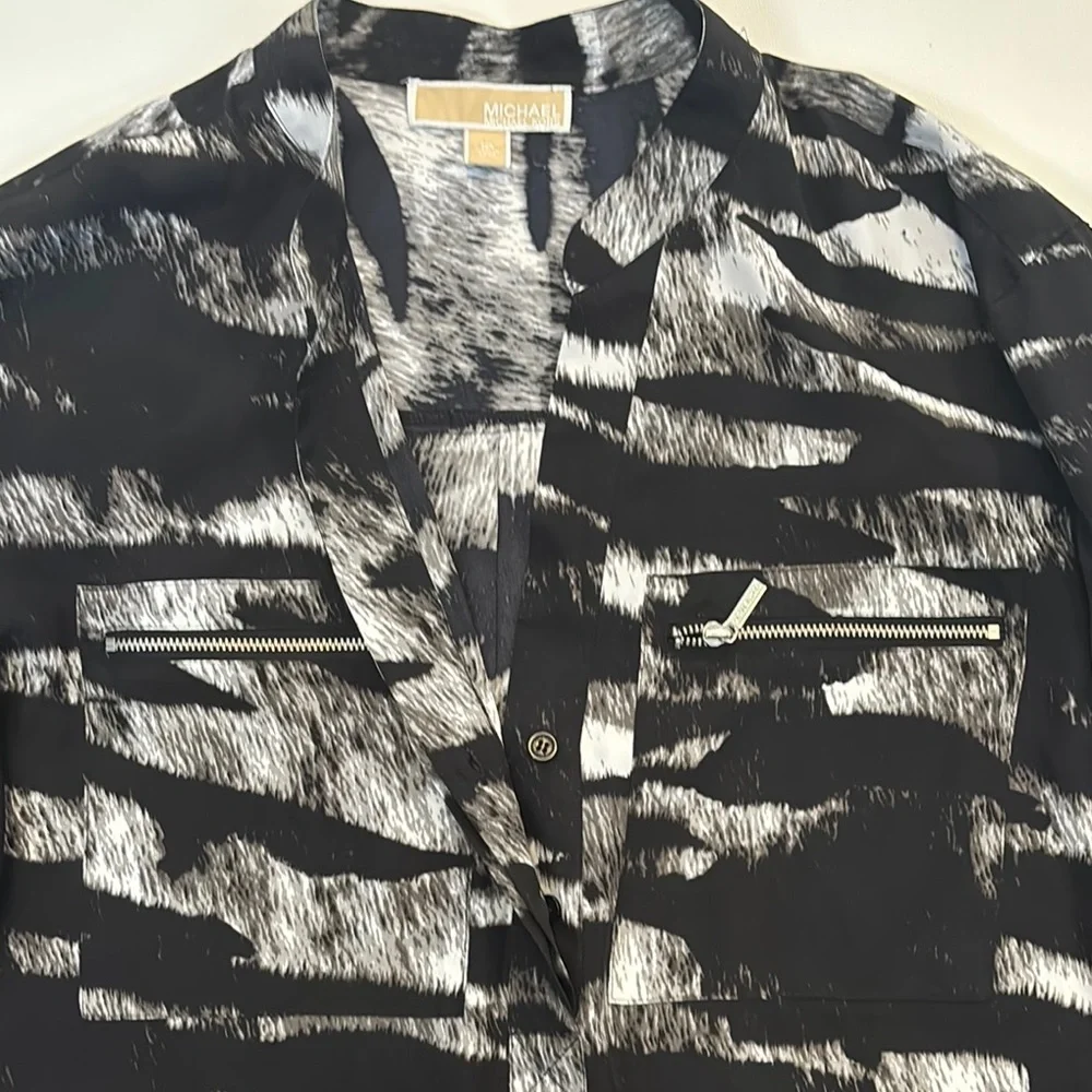 Michael Kors Top Womens 10 1/2 Button Up Roll Tab Sleeve Shirt Blouse Animal - Picture 4 of 8